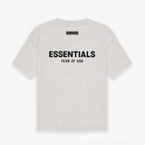 Camiseta Essentials, pantalón Essentials