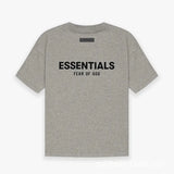 Camiseta Essentials, pantalón Essentials